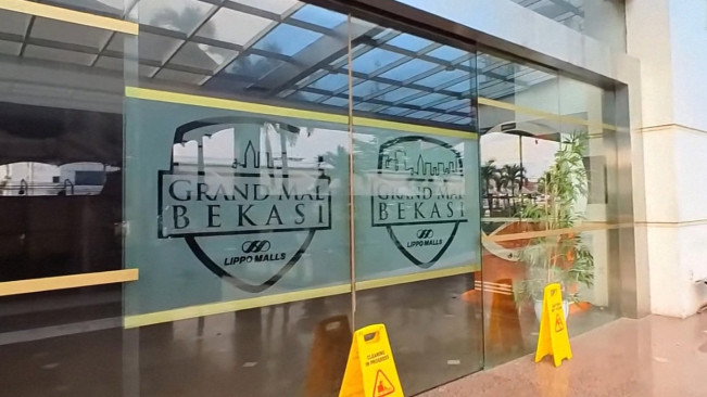 Suasana Grand Mall Bekasi tutup. [Youtube]